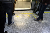 地下鉄は左右に分かれて待ち、降りる客を待ってから乗るという、いわゆる「文明乗車」は2010年の上海万博のときに啓発キャンペーンが展開されて以来、かなり実践されるようになってきた。