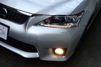 フロントまわりは、空気の流れをイメージさせるデザインを採用。「レクサス＝ハイブリッド」のイメージを強化する意図があるという。