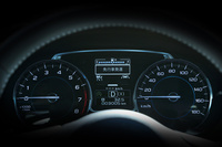 警告音とメーター内の表示で、ドライバーに先行車の発進を知らせる「おしらせ機能」。