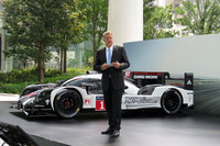 独ポルシェのデトレフ・フォン・プラーテン氏と、ルマン24時間レースなどで活躍するレーシングカー「ポルシェ919ハイブリッド」。
