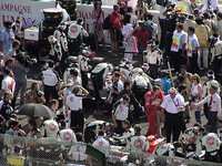 スタート直前の琢磨様。日の丸ハチ巻きまいたスタッフがなんとも……。