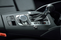 トランスミッションはデュアルクラッチ式ATの「Sトロニック」。一部のグレードを除き、燃費向上に効果を発揮するコースティングモード付きアウディ ドライブセレクトも、標準装備される。（写真＝アウディジャパン）