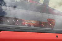 今も残る、後付けサイドインパクトバー装着済のステッカー。