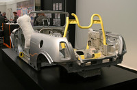 コレがホワイトボディ。黄色く塗られたロールバーが、ボディに繋げられているのがわかる。