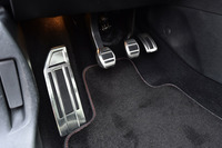 フットペダルはアルミ製。コーナリング時などに足を踏ん張れるよう、フットレストも備わっている。