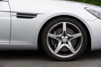 「SLC180スポーツ」にはスポーツサスペンションが装備されており、「SLC180」より10mm車高が低められている。