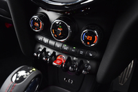 センターコンソールには、エンジンの始動／停止スイッチ（写真中央赤色）やアイドリングストップ機能のon/offスイッチなど、ノブ状のトグルスイッチがずらりと並ぶ。
    