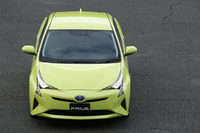 正面上方から見た新型「プリウス」。全幅は先代比で15mm拡大されている。