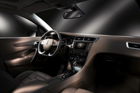 インテリア。シート座面のデザインは「DS5」同様、「ウオッチ・ブレスレット・デザイン」を採用。
