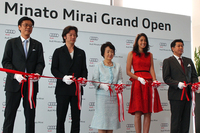 この日の出席者によるテープカット。写真左から、大喜多 寛（アウディ ジャパン社長）、浅野忠信（俳優）、林 文子（横浜市長）、森 泉（タレント）、大西英之（アウディ ジャパン販売社長）の各氏。
    