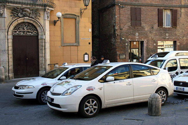 筆者が住むシエナでもプリウスタクシーの台数が増えてきた。