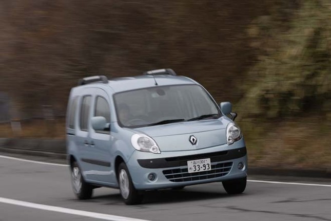 【スペック】全長×全幅×全高＝4215×1830×1830mm／ホイールベース＝2700mm／車重＝1420kg／駆動方式＝FF／1.6リッター直4DOHC16バルブ（105ps/5750rpm、15.1kgm／3750rpm）／価格＝219万8000円（テスト車＝265万4440円／マルチルーフレール＝4万3160円／HDDナビゲーションシステム＝29万6100円／リアカメラ＝4万1580円／フロント・リアコーナーセンサー＋インジケーター＝7万5600円。装着オプションはディーラーオプション扱い。価格は工賃込み）
