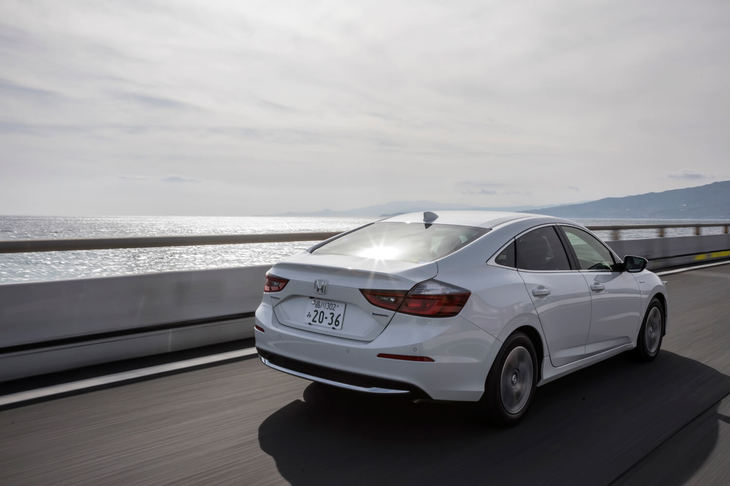 ホンダの2モーターハイブリッドシステム「スポーツハイブリッドi-MMD」は、バッテリーの電気で走るEV走行、エンジンが発電した電気を利用し、モーターで走行するハイブリッド走行、そして低負荷巡航時のエンジン走行の3つの走行状態を使い分ける、独自の仕組みが特徴となっている。