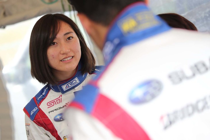 
	池島実紅選手（写真奥）の#89CG ROBOT BRZ BSは、予選12番手から的確な判断と冷静なタイヤマネジメントで周回を重ね、11位でフィニッシュ。入賞圏内の10位まであと一歩だ！
	