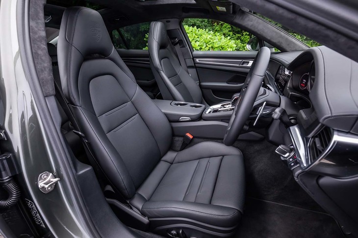 ヘッドレスト一体型のフロントシート。オプションでマッサージ機能やベンチレーション機能が追加できる。