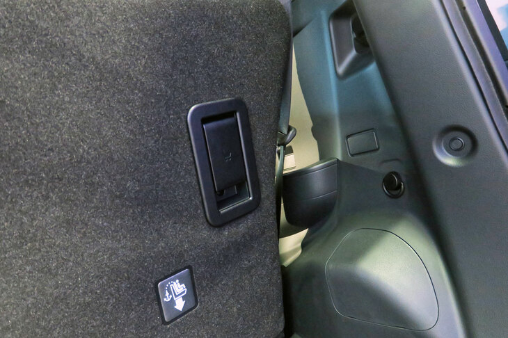 ダイハツ・タント カスタム（ラゲッジ側スライドレバー）