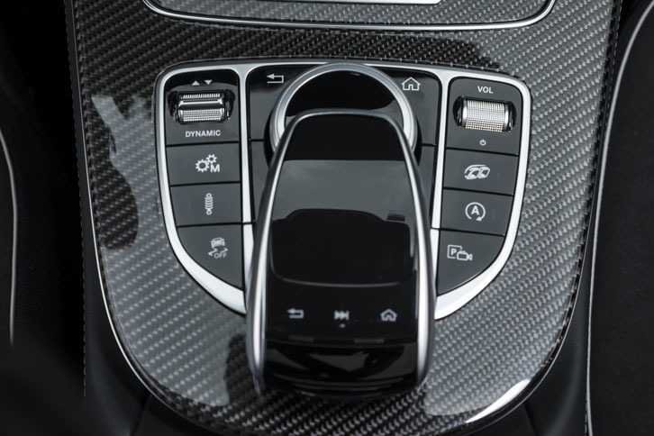 センターコンソールに備わるインフォテインメントシステムの操作デバイス。周辺には、走行モードやサスペンション設定の変更スイッチが並ぶ。