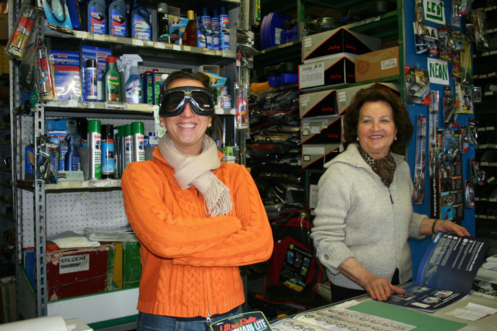 カー用品店の女将リーナさん（写真右）と、ひょうきんなお嬢さん（左）。