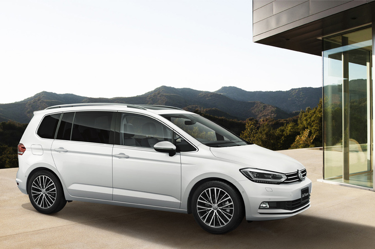 
	「ゴルフトゥーランTDIプレミアム」。オリックスホワイトマザーオブパールエフェクトのボディーカラーは有償オプションで、150台の限定販売となる。
	