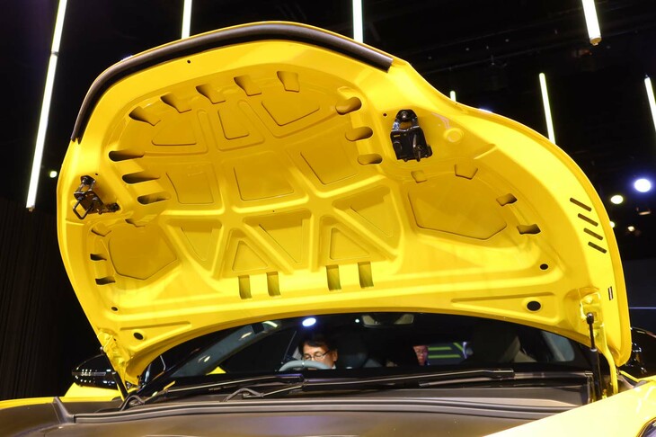 ロータス・エレトレR（フロントボンネット裏面）