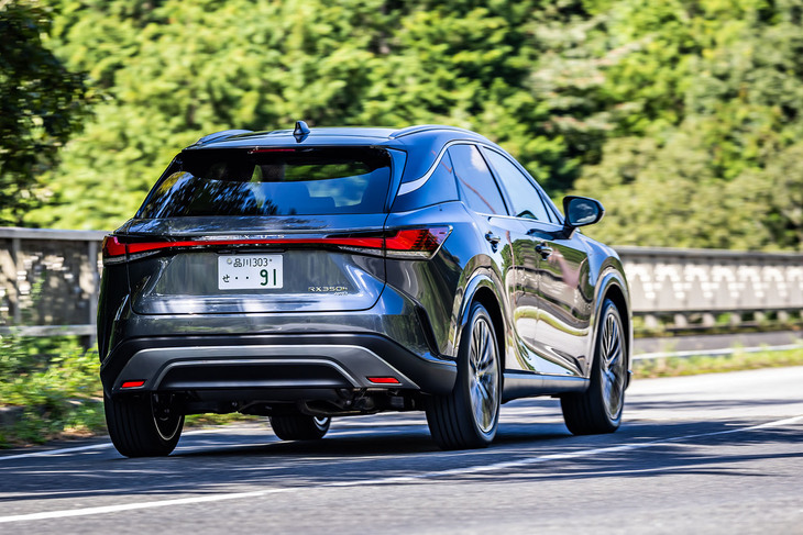 サスペンションはフロントがストラット式、リアは新開発されたマルチリンク式を採用。静粛性や快適性を含め、ダイナミクス性能が大きく進化したとうたわれる。