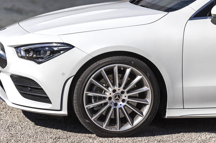 今回試乗した「CLAクーペ」は、いずれも19インチのアルミホイールを装着。タイヤはピレリの「Pゼロ」が組み合わされていた。