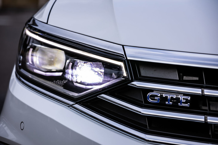 「パサートGTEヴァリアント アドバンス」にも、他のパサートと同じく対向車や前走車を検知して配光を最適化するマトリクスLEDヘッドライト「IQ.LIGHT（アイキューライト）」が標準装備される。