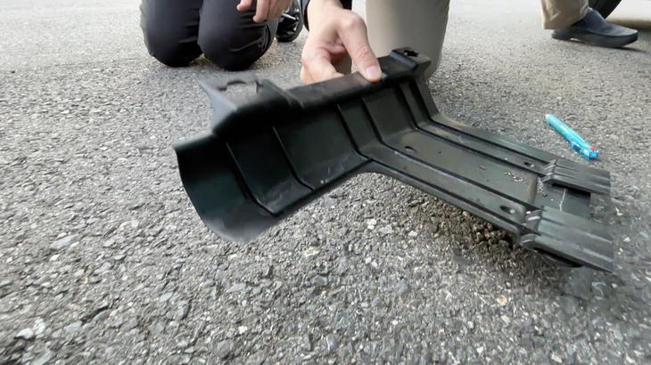 ジャッキアップポイントにかぶせるカバーはこんな形状。こうした努力の積み重ねで最長702kmもの一充電走行距離を実現している。