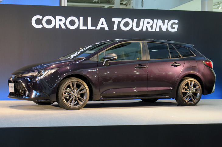 アンベールされた「カローラ ツーリング」。先代モデルまでは、ワゴンのサブネームは「フィールダー」だったが、今回のモデルから「ツーリング」に変更された。