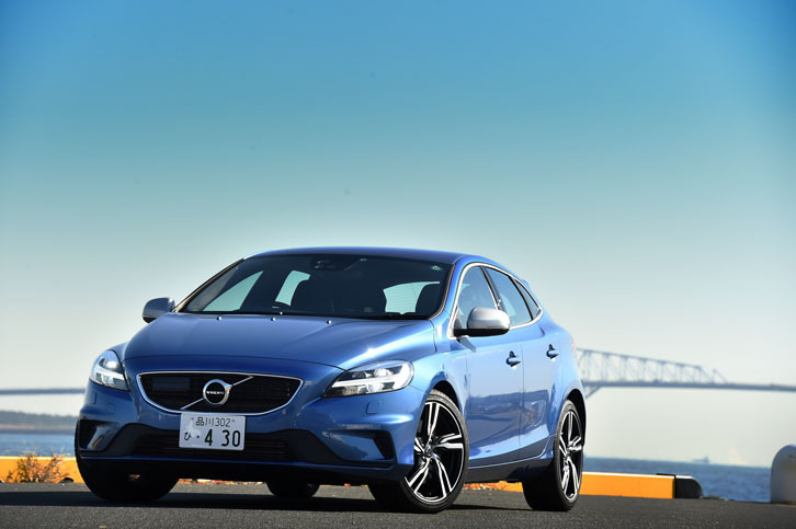 ボディーカラーは、テスト車の「バースティングブルーメタリック」のほか、白、赤、黒系の全4色がラインナップされる。