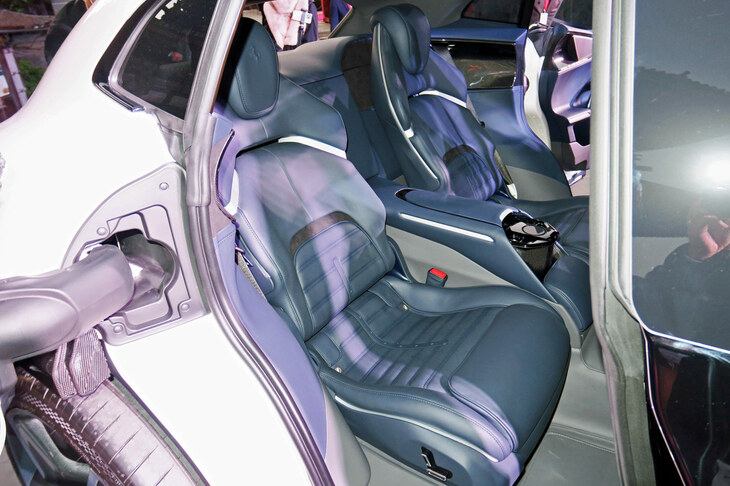 フェラーリ・プロサングエ（リアシート）