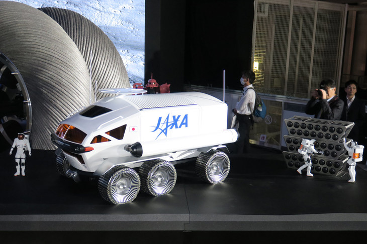 「有人与圧ローバ」の模型は、水素タンクを交換している様子を表したものだ。