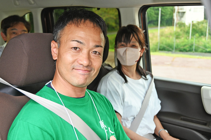 実効空力のテストドライブを行った秋定さん夫妻。「最初の角を曲がっただけでわかりました。クルマが跳ねません。安定感がある。音も静かになったようです」と大絶賛。