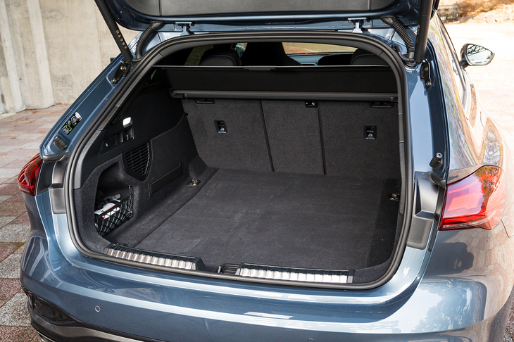 荷室の容量は448～1396リッター（FWD車は476～1424リッター）。容量としては先代よりも減っていることになる。