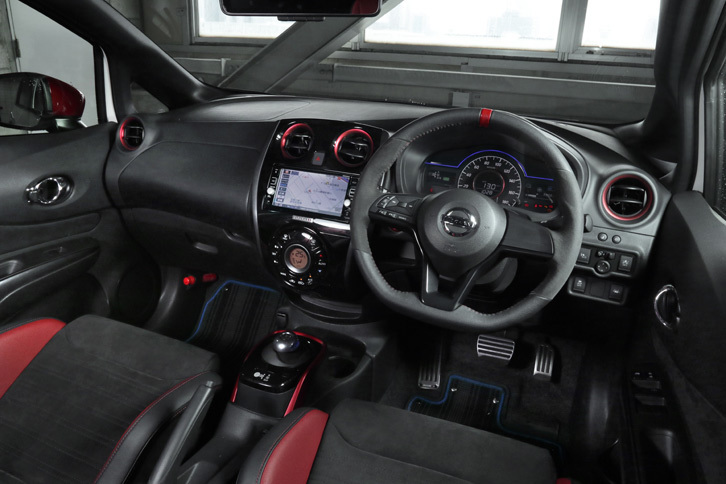 インテリアについては、ダッシュボードやドアパネルだけでなくルーフライナーまで黒で統一。各所にあしらわれた赤いアクセントが目を引く。