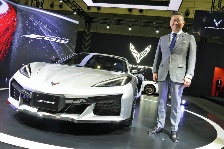 ゼネラルモーターズ・ジャパンの若松社長と「シボレー・コルベットZ06サントリーニエディション クーペ3LZ」。