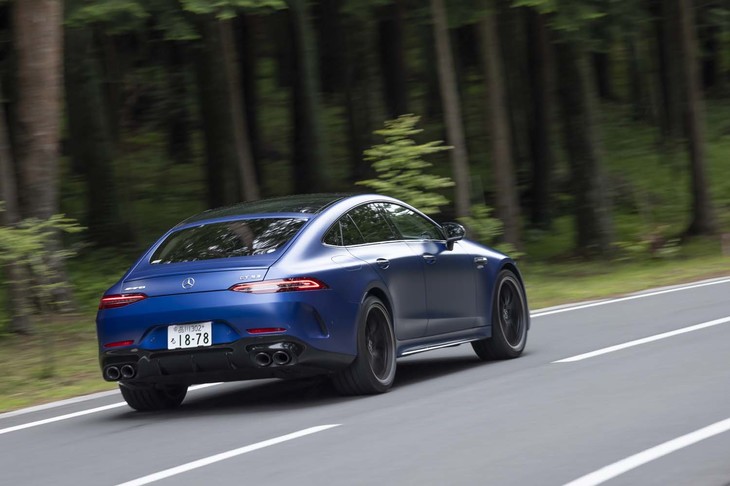 駆動方式は「AMG 4MATIC＋」＝4WD。前後トルク配分は50：50～0：100の間で可変する。