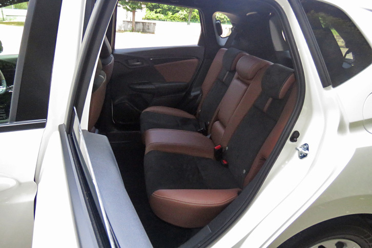 ホンダ・フィット ハイブリッドL Honda SENSING（リアシート）