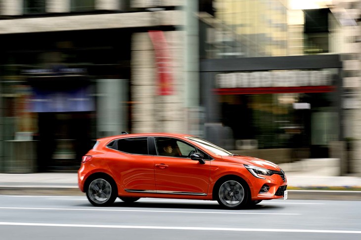 使い勝手に優れる5ドアハッチバックの「ルーテシア」。そのサイドビューは、洗練されたクーペを思わせる。