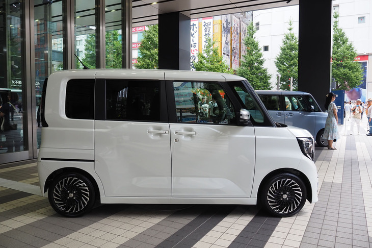 日産ルークスAUTECH LINE（サイドビュー）