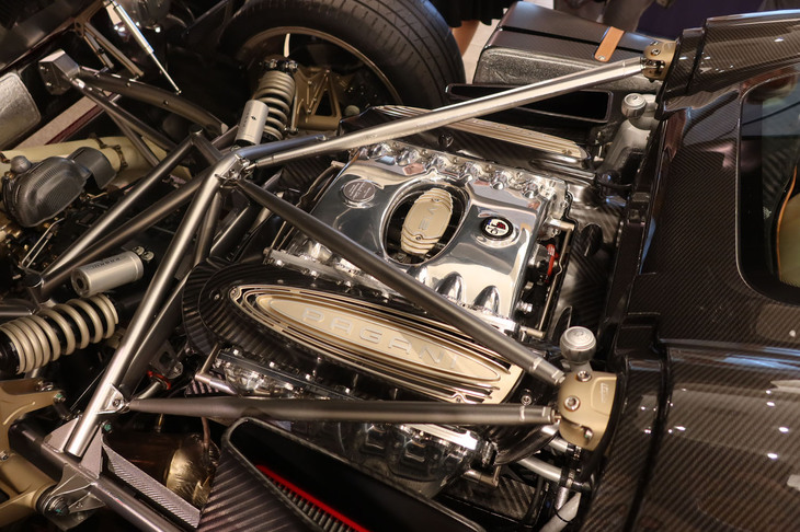 パガーニ・ウトピア ロードスター（V12ツインターボエンジン）