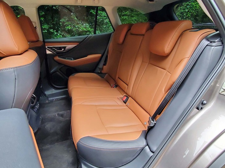 スバル・レガシィ アウトバック リミテッドEX（リアシート）