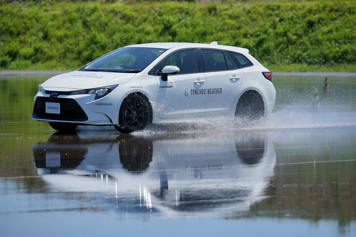 水の張られたスキッドパッドで、定常円旋回を試みてウエットグリップ性能をチェック。