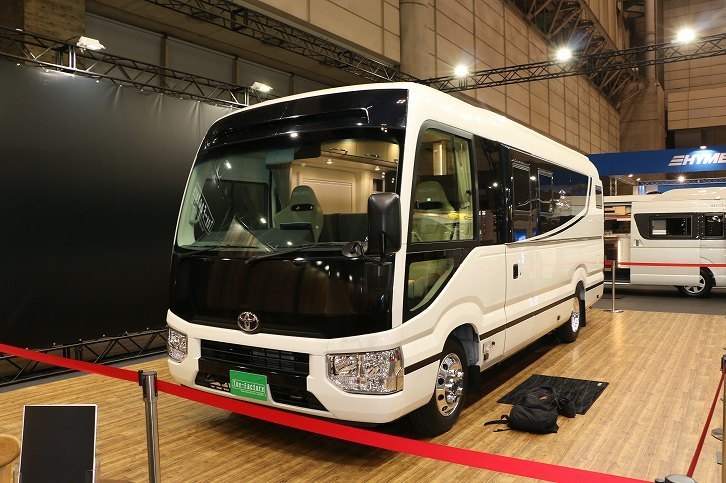 トヨタの新型「コースター」を使ったトイファクトリー製「セブンシーズ」。