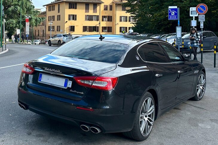 珍しい「マセラティ・クアトロポルテ」の観光ハイヤー。2023年10月、シエナで。