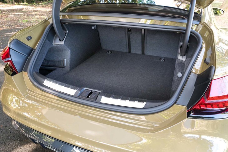 トランクルームの容量は「e-tron GTクワトロ」（写真）が405リッターで「RS e-tron GT」が350リッター。