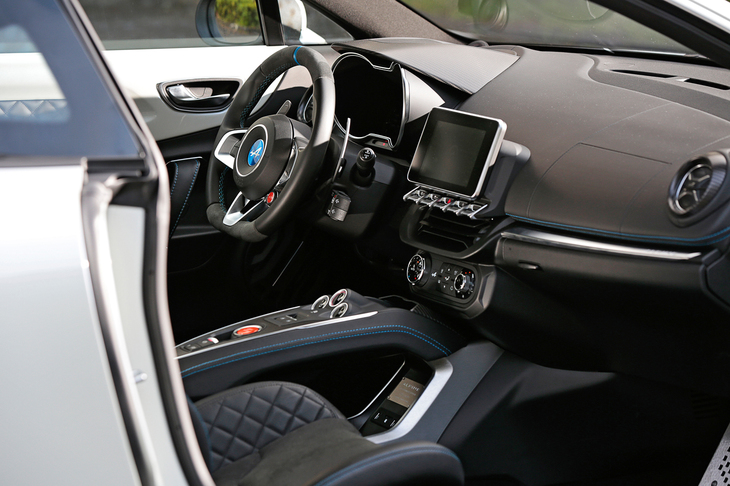 ブラックの色調でコーディネートされたインテリア。今後販売されるカタログモデルは、左ハンドルのほかに右ハンドルも選べるようになる。