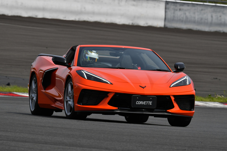 富士スピードウェイを走行する新型「シボレー・コルベット コンバーチブル」。（写真：ゼネラルモーターズ・ジャパン）