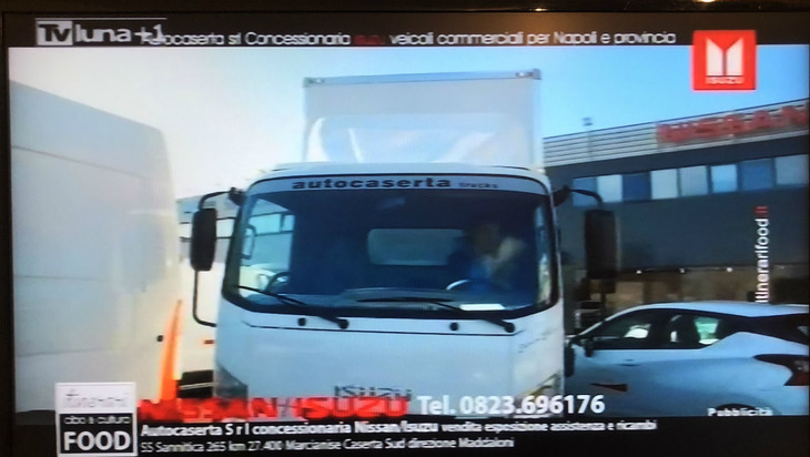 地方旅の楽しみはローカルテレビ。地元のいすゞディーラーが懐かしいロゴをいまだ使っていた。