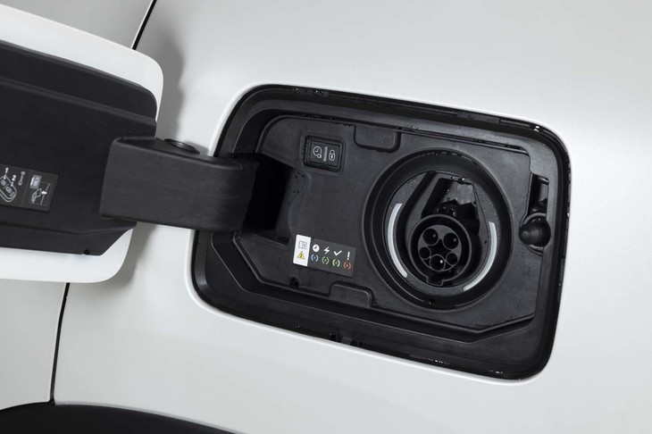 充電ポートは左のリアフェンダーに付いている。普通充電のみに対応しており、満充電までに要する時間は200V 3kWで5時間、200V 6kWで2時間半。